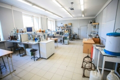 Лаборатории и оборудование
